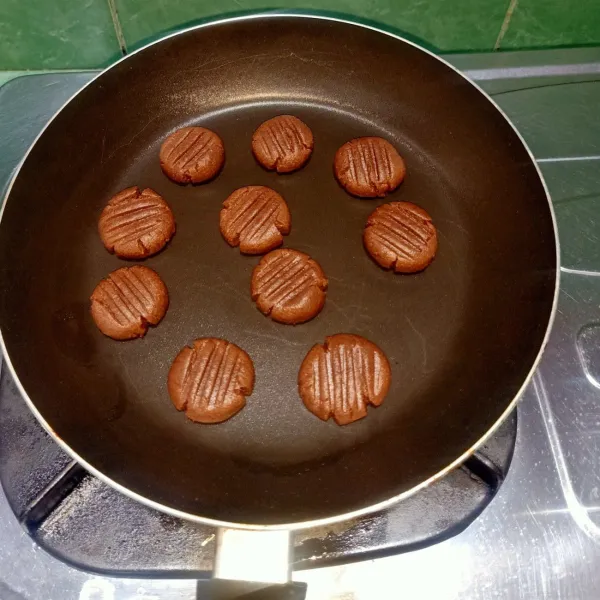 Masak diatas teflon anti lengket dengan api kecil. Setelah itu ditutup.
