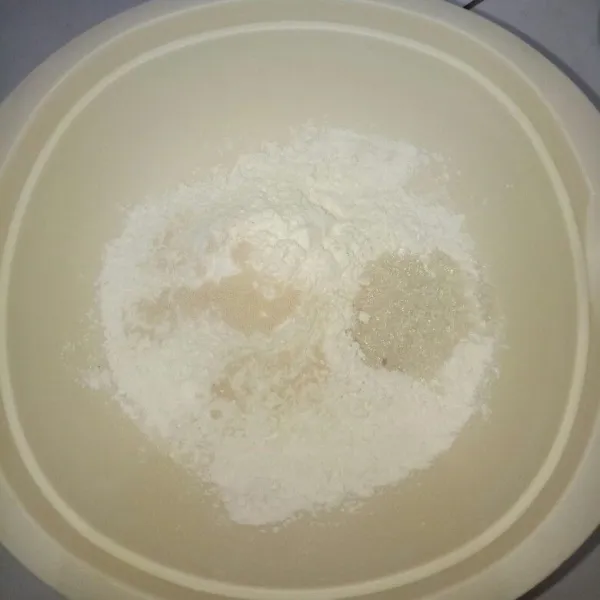 Membuat adonan kulit : Siapkan wadah,masukan tepung terigu,gula pasir,ragi dan garam.Aduk biar tercampur rata