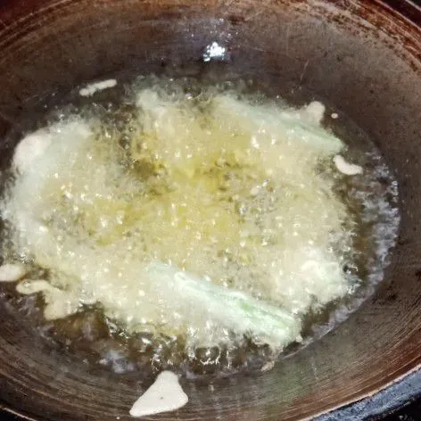 goreng buncis hingga kuning keemasan tiriskan dengan tisu dapur.