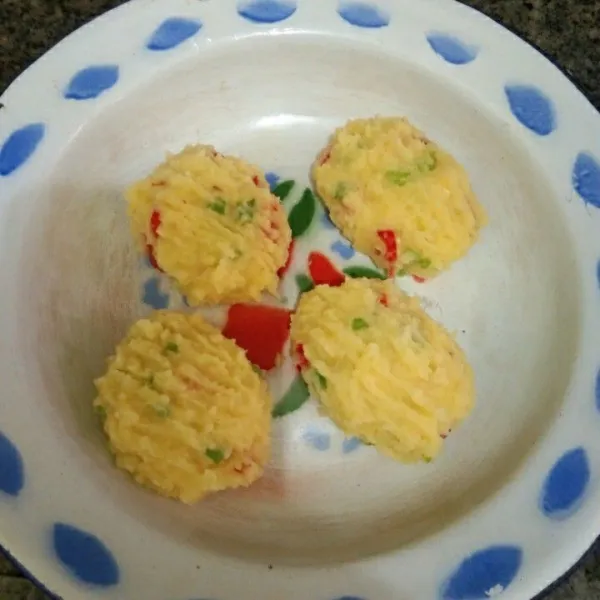 Bentuk adonan hingga habis.