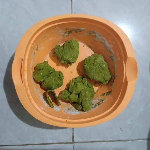 Bagi adonan menjadi beberapa bagian.