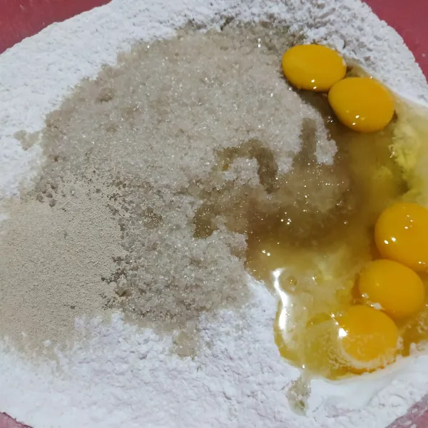 Campur jadi satu tepung gula, fermipan dan telur.