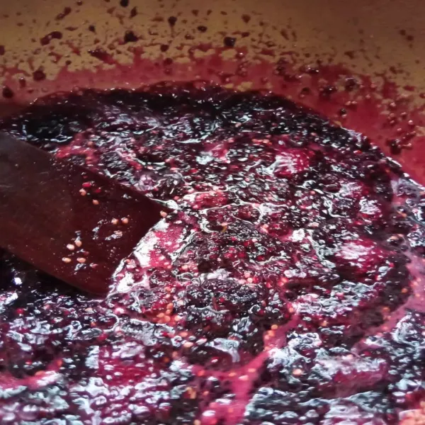 Masak dengan api kecil sampai gula mencair dan buah mulberry hancur, sesekali diaduk sampai mendidih.
