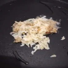 Tumis bawang putih dan jahe hingga harum