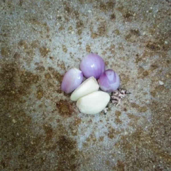 Haluskan bumbu halus seperti bawang putih, bawang merah, dan pala.