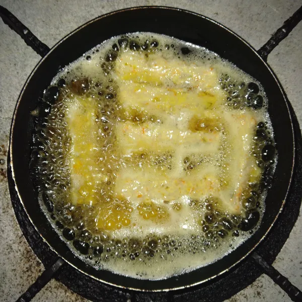 Panaskan minyak, balur dengan kocokan putih telur. Lalu goreng hingga matang dan siap disajikan.