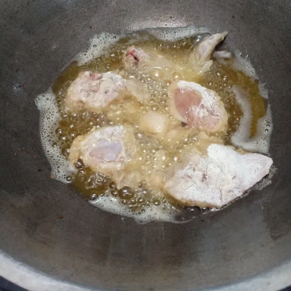 Lumuri ayam dengan maizena lalu goreng sampai matang, tiriskan dan sisihkan.