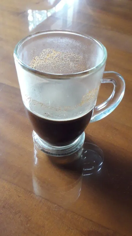 Larutkan kopi bubuk dengan air panas.