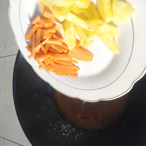 Lalu tambahkan nanas dan wortel, aduk rata dan masak hingga matang dan sajikan bersama ayam koloke.
