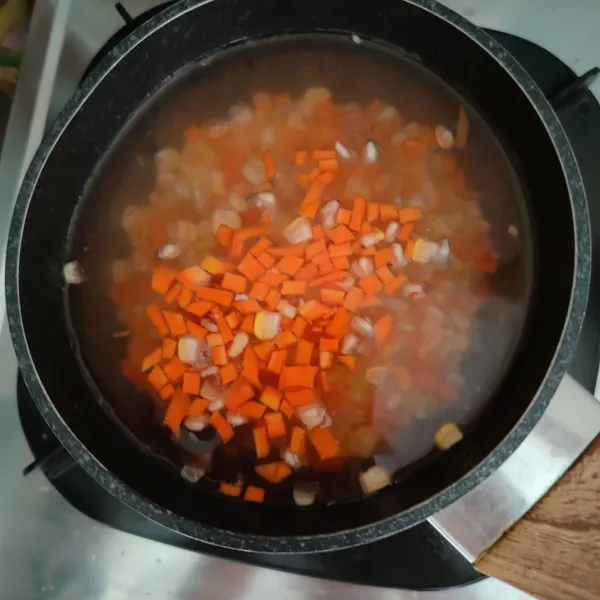 Rebus wortel dan jagung dengan 500ml air hingga matang.