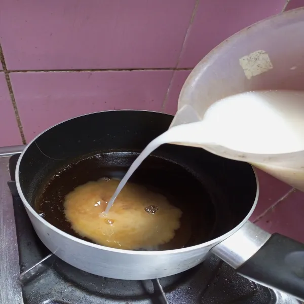 Tambahkan susu cair. Masak dan aduk sampai matang (susu jangan sampai pecah). Matikan api.