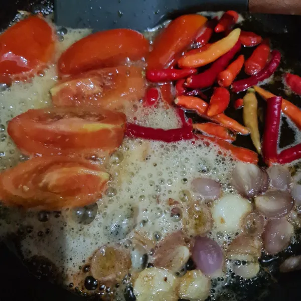 Jika tomat dan bawang sudah setengah matang, lalu masukkan cabai. Masak hingga cabai lunak.