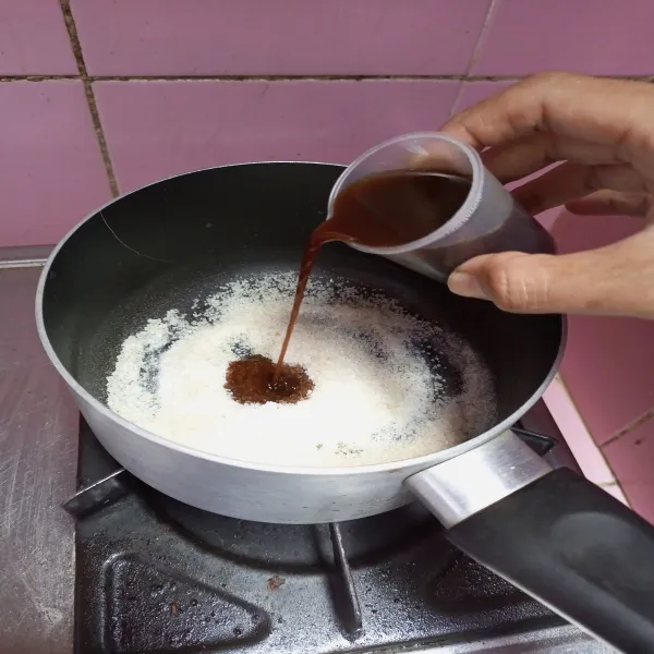 Campur gula pasir dan agar-agar, lalu masukkan ekstrak kopi hitam tanpa ampas. Masak sampai gula setengah larut.