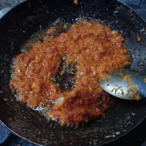 Tumis bumbu halus sampai matang sambil sesekali diaduk.
