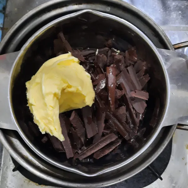 Tim cokelat, margarin dan minyak sayur sampai mencair, kemudian diamkan sampai hangat suam-suam kuku.