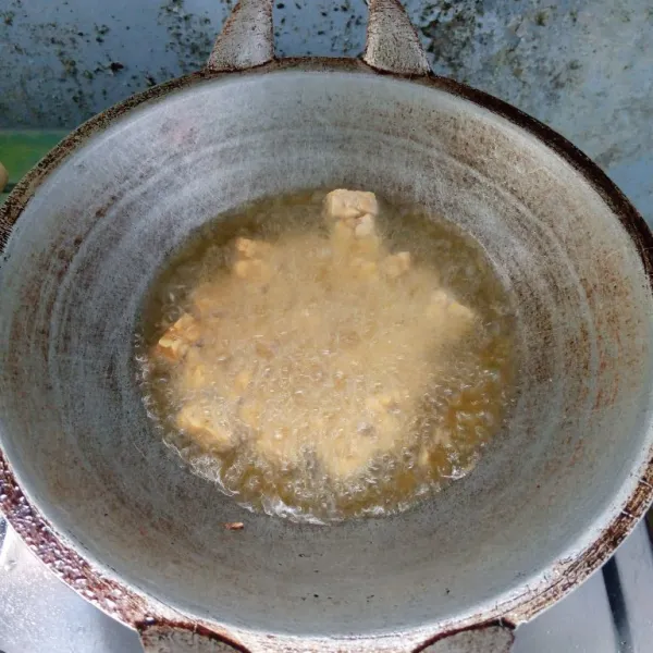 Potong-potong tempe, kemudian goreng sampai matang. Lalu angkat dan tiriskan.