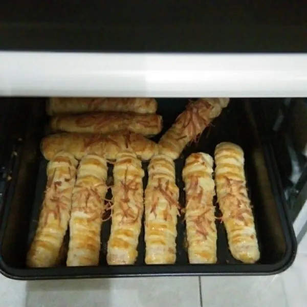 Panggang dengan suhu 170°C hingga matang kecokelatan.