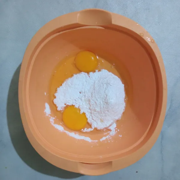 Dalam wadah masukkan telur dan gula halus. Aduk menggunakan whisk atau mixer hingga tercampur rata.