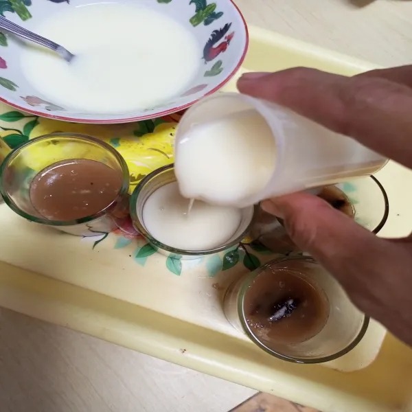 Tuang vla vanilla ke atas pudding. Lalu beri topping Oreo.