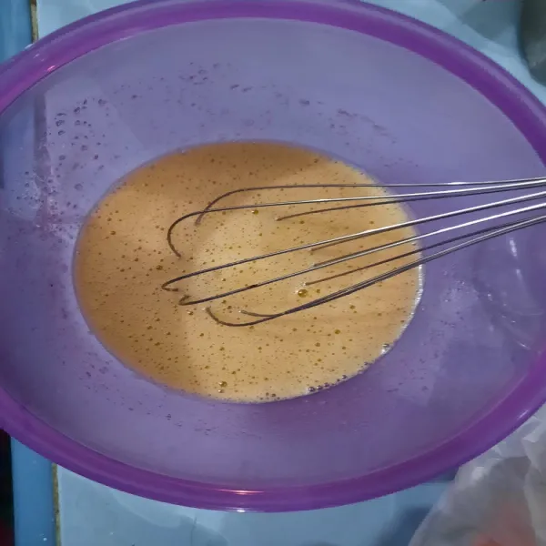 Aduk dengan spatula telur dan gula sampai gula larut