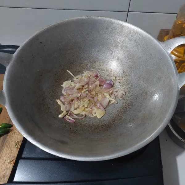 Tumis bawang putih dan bawang merah yang sudah dipotong tipis sampai harum.