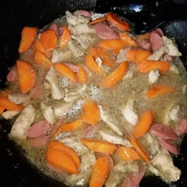 Tuang air kaldu, masak hingga wortel setengah matang
