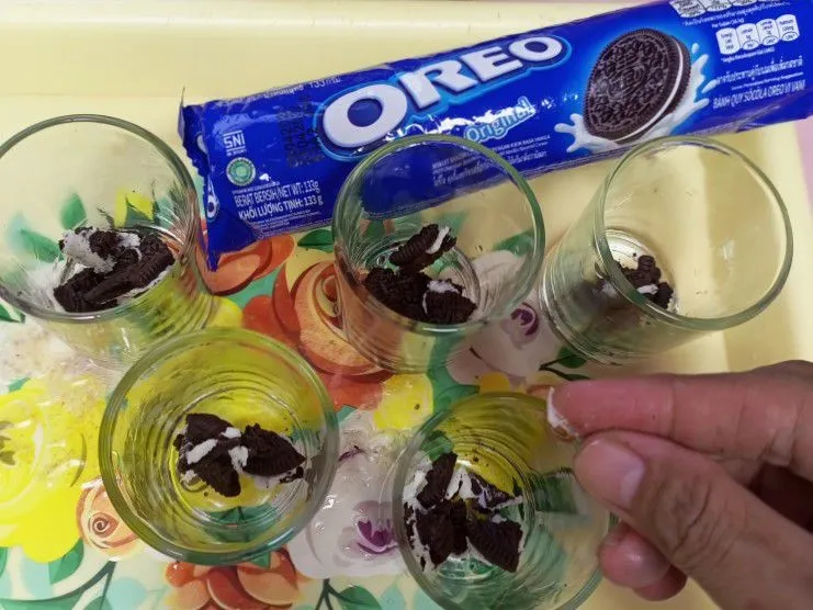 Masukkan potongan Oreo ke dalam gelas, lalu siram dengan larutan agar-agar. Diamkan sampai set.