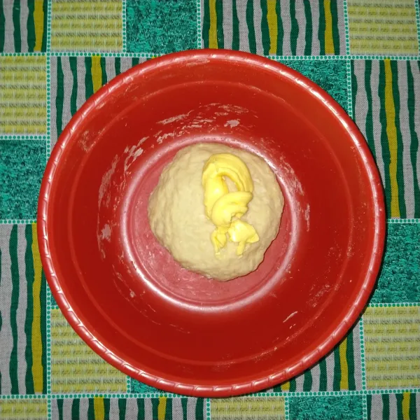 Masukkan margarin, lalu uleni hingga kalis. Kemudian tutup dengan kain kurang lebih selama 30-45 menit.