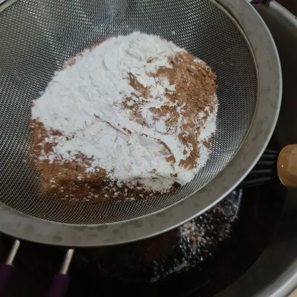 Ayak tepung terigu, cokelat bubuk dan kopi instan. Aduk hingga semua bahan tercampur rata.