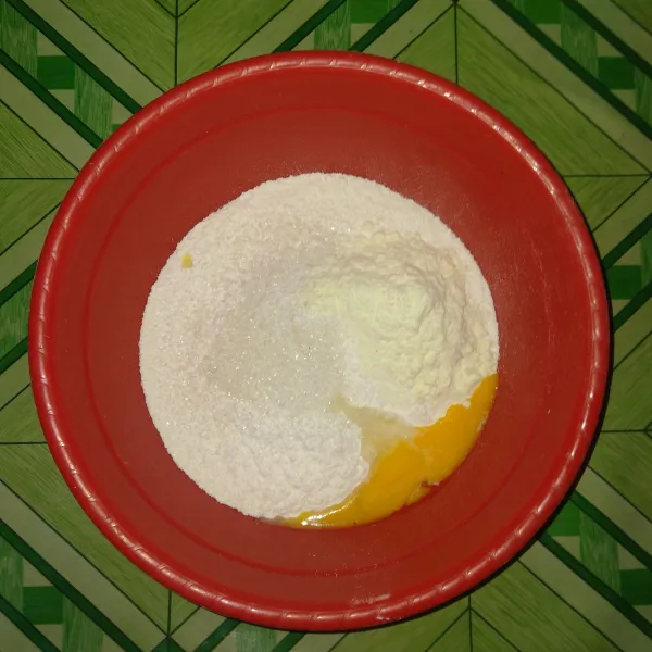 Campur tepung, susu, baking powder, gula pasir, dan kuning telur.
