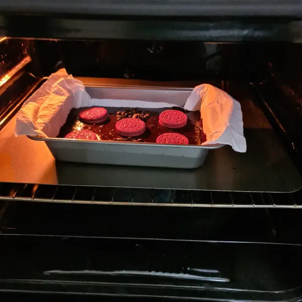 Panggang selama 10 menit dengan suhu 200°C lalu turunkan suhu menjadi 150°C dan panggang selama 15 menit. Sesuaikan dengan oven masing-masing.