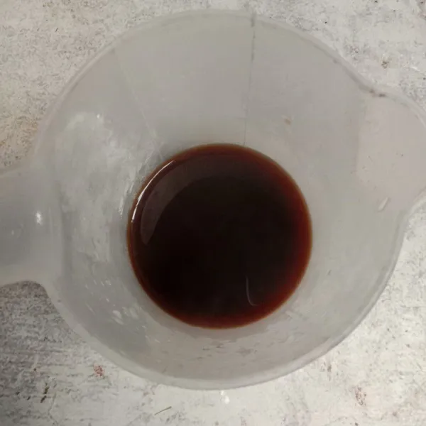 Seduh kopi dengan air panas. Sisihkan.