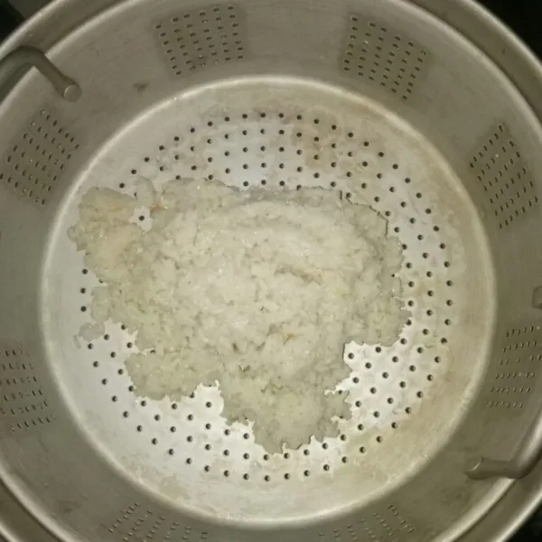 Siapkan kukusan dan didihkan air.Kukus aron nasi selama 30 menit dengan api sedang.Jika sudah matang,angkat