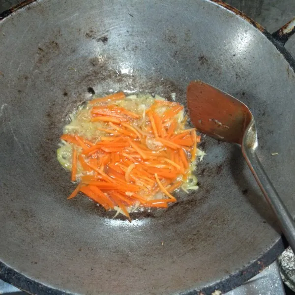 lalu beri sedikit air dan masukkan wortel tunggu sebentar sampai wortel matang.