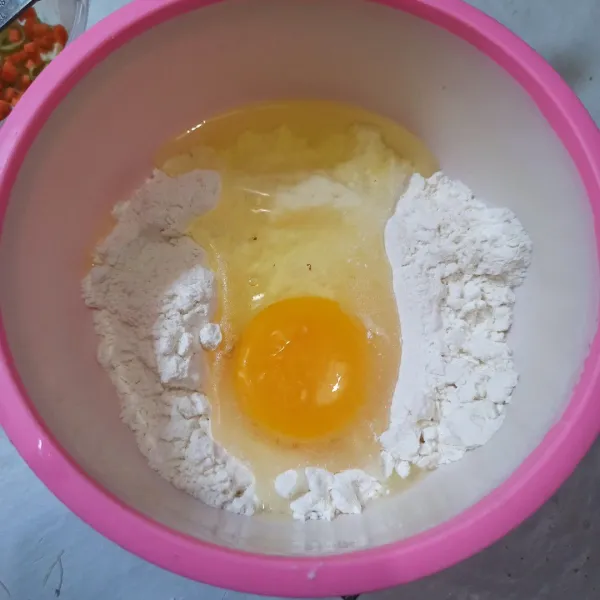 Campurkan tepung dan telur, aduk rata