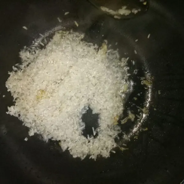 Untuk Nasi : Tumis bawang putih dan jahe parut sampai harum.Kemudian masukan beras,minyak wijen dan garam,aduk rata