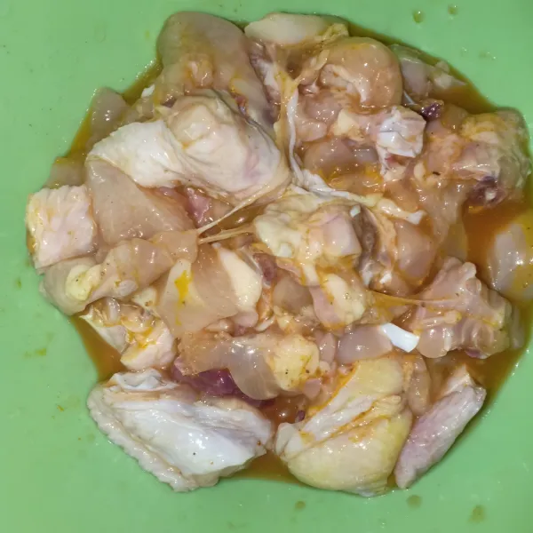 Campur ayam dengan garam, lada, kunyit, ketumbar, dan bawang putih bubuk. Marinasi ± 5 menit.