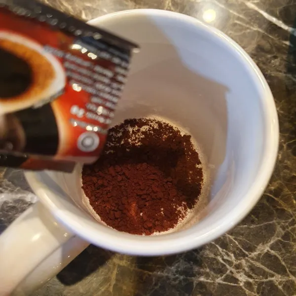 Buat espresso : seduh kopi menggunakan air panas. Sisihkan.