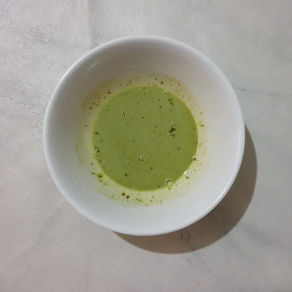 Dalam wadah lain, masukkan bubuk greentea, tambahkan 5 sendok makan air panas, aduk hingga larut.