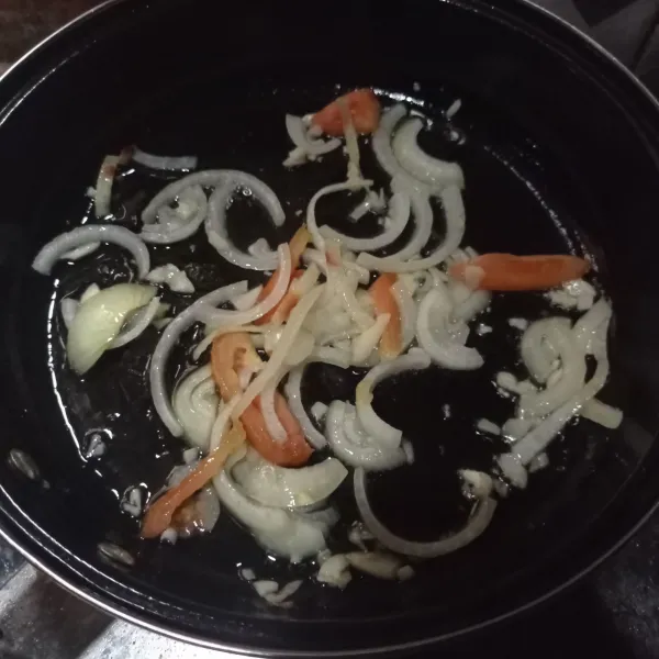 Tumis bawang bombay dan bawang putih dengan 3 sdm minyak sampai matang.