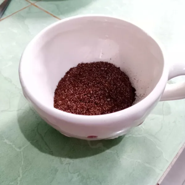 Masukkan kopi gula instan dalam cangkir