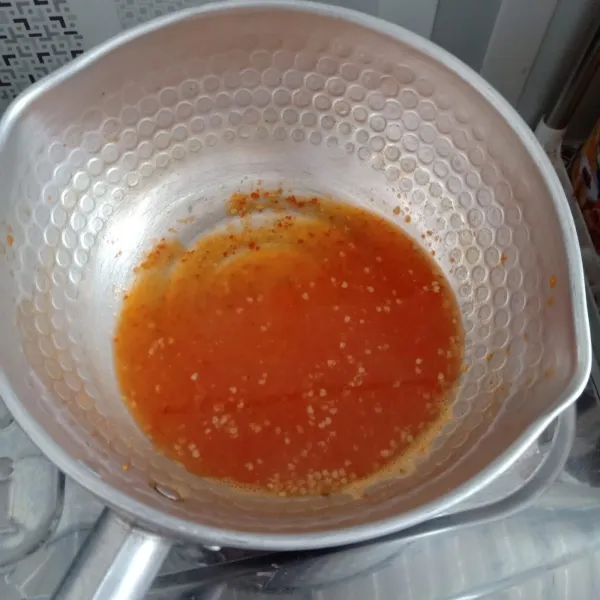 Blender cabe dan bawang putih, beri perasan jeruk cui.  Masak dengan menambahkan gula.  Sajikan bersama Choipan