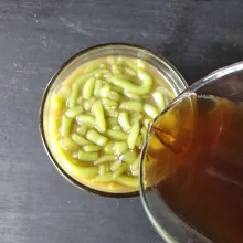 Masukkan cendol, gula aren, susu, dan kopi hitam kedalam gelas.