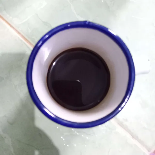 Seduh kopi dengan air panas.