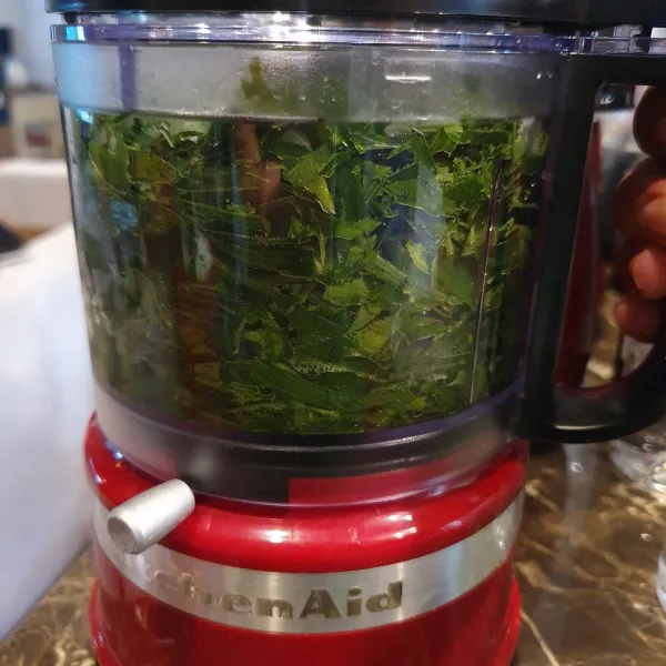Buat larutan pandan : campur daun pandan, daun suji, dan air. Haluskan menggunakan blender.