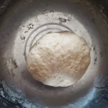 Masukkan butter margarin dan garam, uleni hingga kalis elastis. Diamkan hingga mengembang 2 kali.