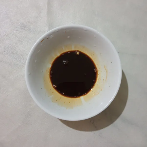 Dalam wadah masukkan kopi, lalu tambahkan 5 sendok makan air panas, aduk sampai larut, sisihkan.