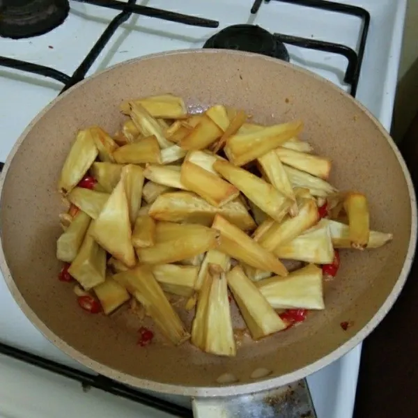 Masukkan sukun goreng, lalu aduk rata. Kemudian angkat dan sajikan.