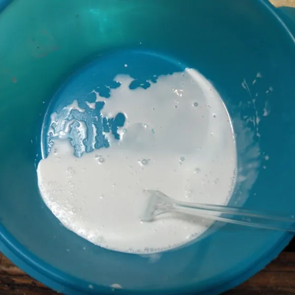 Campurkan telur, santan, garam, dan vanili cair dalam satu wadah, kocok rata dengan garpu.