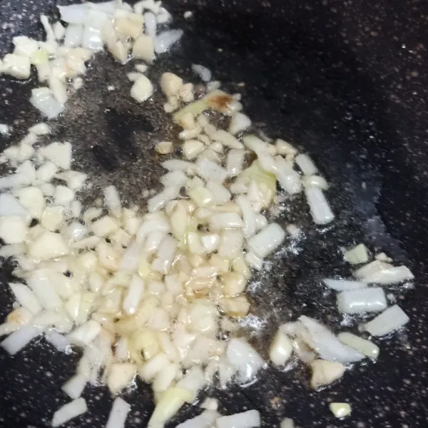 Panasakan minyak tumis bawang putih, jahe parut dan bawang bombay sampai harum.